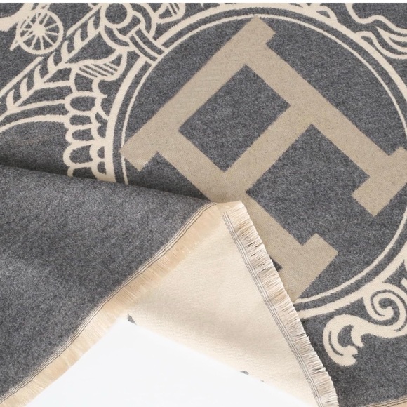 Oversized Reversible Cashmere Feel Blanket Scarf 74” | Luxe Shawl Wrap Poncho - Picture 4 of 4